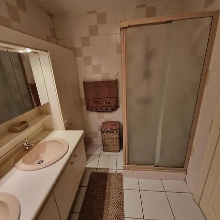 Very Large Duplex 4-bedroom Less Than 5 Minutes From The Sea! T46 Остенде
